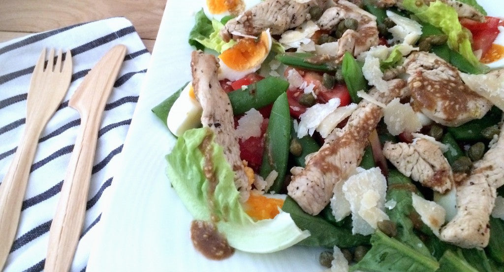Fresh and protein-rich salad with juicy turkey and crispy sugar snaps