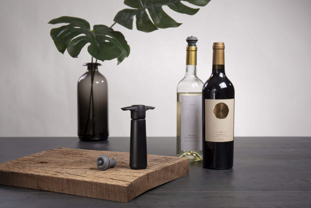 Vacu Vin Wine pump with 2 wine stoppers - Wine Saver - Black