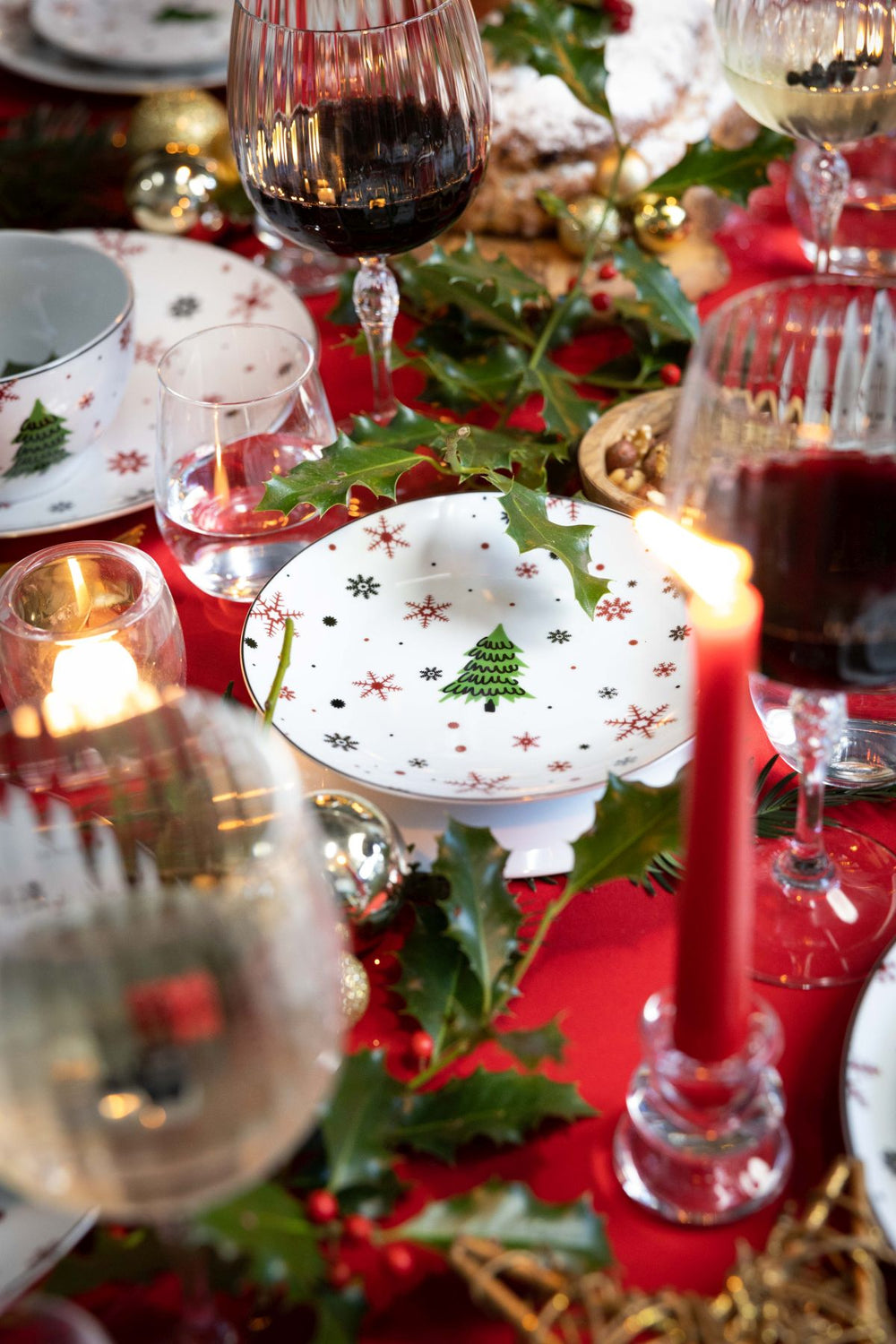 Cookinglife Christmas Dinnerware Set Red - Porcelain - 18-piece / 6 persons - 6 dinner plates, 6 breakfast plates & 6 bowls