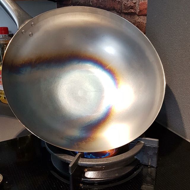 Seasoning a carbon steel pan