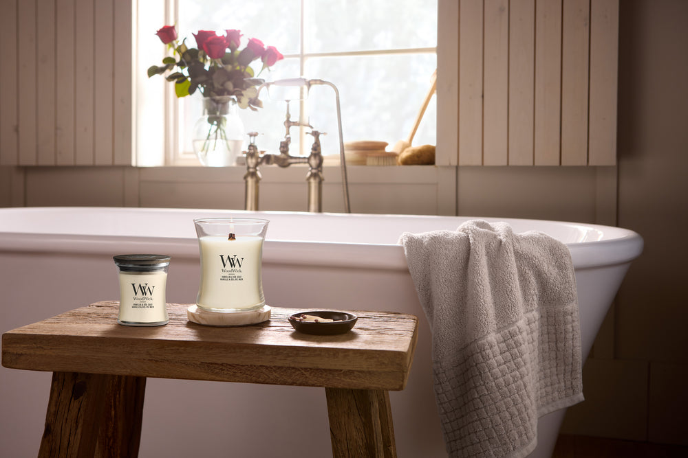 WoodWick Scented Candle Medium Vanilla & Sea Salt - 11 cm / ø 10 cm - Scented Candle in Glass - Wooden Wick
