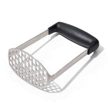Machacador de patatas OXO Good Grips con mango horizontal
