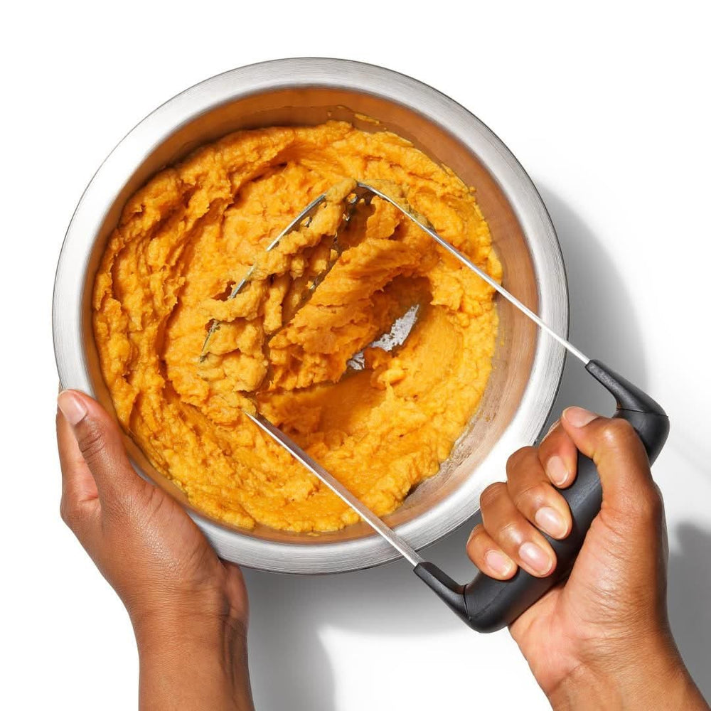 Machacador de patatas OXO Good Grips con mango horizontal