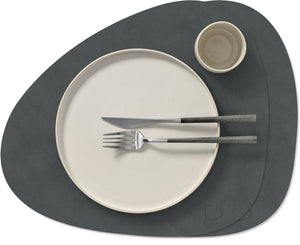 LIND DNA Manteles Individuales Nupo - Cuero - Antracita - Curvado - 44 x 37 cm - 2 Piezas