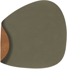 LIND DNA Manteles Individuales Nupo - Cuero - Verde Militar / Natural - Curvado - reversible - 44 x 37 cm - 2 Piezas