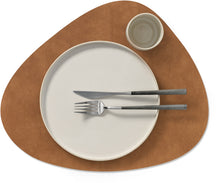 LIND DNA Manteles Individuales Nupo - Cuero - Verde Militar / Natural - Curvado - reversible - 44 x 37 cm - 2 Piezas