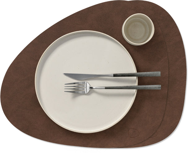 LIND DNA Manteles Individuales Nupo - Cuero - Marrón Oscuro - Curvado - 44 x 37 cm - 2 Piezas