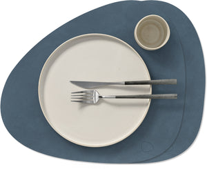 LIND DNA Manteles Individuales Nupo - Cuero - Azul Oscuro - Curvado - 44 x 37 cm - 2 Piezas