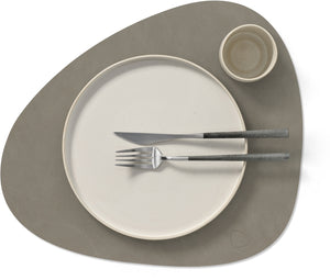 LIND DNA Manteles individuales Nupo - Cuero - Gris Flint - Curvado - 44 x 37 cm - 2 piezas