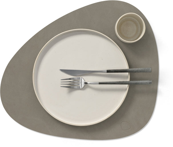 LIND DNA Manteles individuales Nupo - Cuero - Gris Flint - Curvado - 44 x 37 cm - 2 piezas