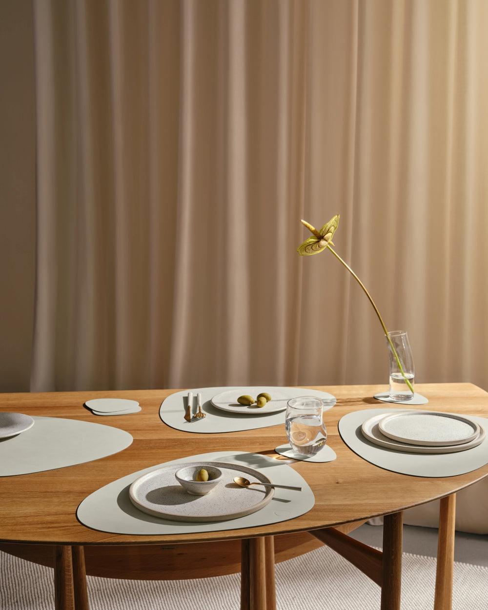 LIND DNA Placemats Nupo - Leather - Linen - Curved - 44 x 37 cm - 2 pieces