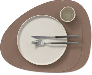 LIND DNA Manteles individuales Nupo - Cuero - Trufa - Curvado - 44 x 37 cm - 2 piezas