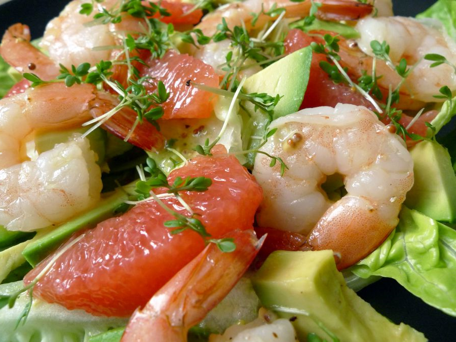 Un elegante entrante con cremosa mousse de aguacate, jugosas gambas y pimientos de colores
