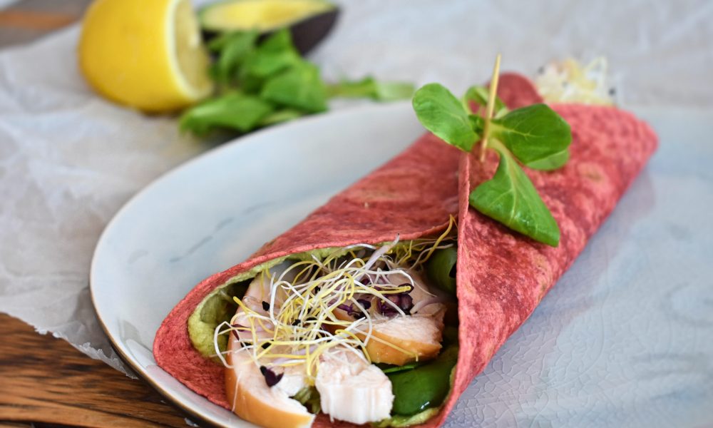 Wraps frescos con una crema de aguacate suave y jugoso pollo ahumado