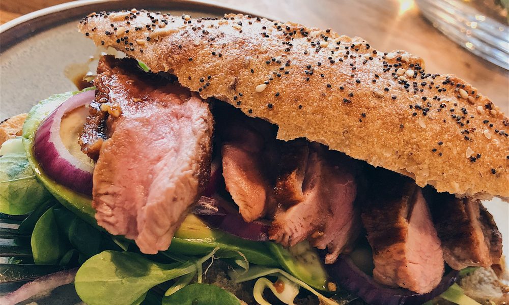 A luxurious sandwich with juicy duck breast, avocado and a ketjap dressing