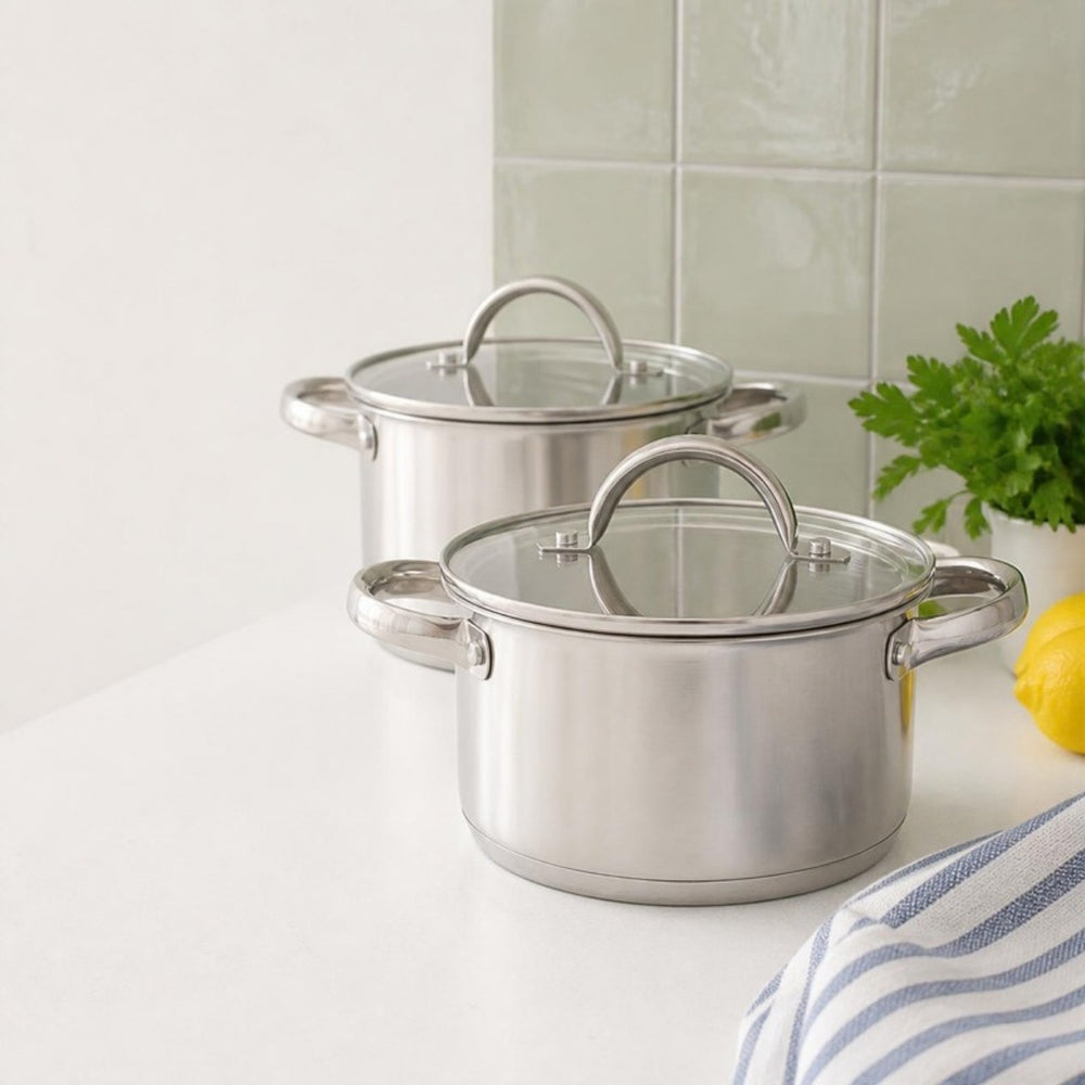Cooking Pannenset RVS 4-delig: twee kookpannen met glazen deksel op een wit werkblad