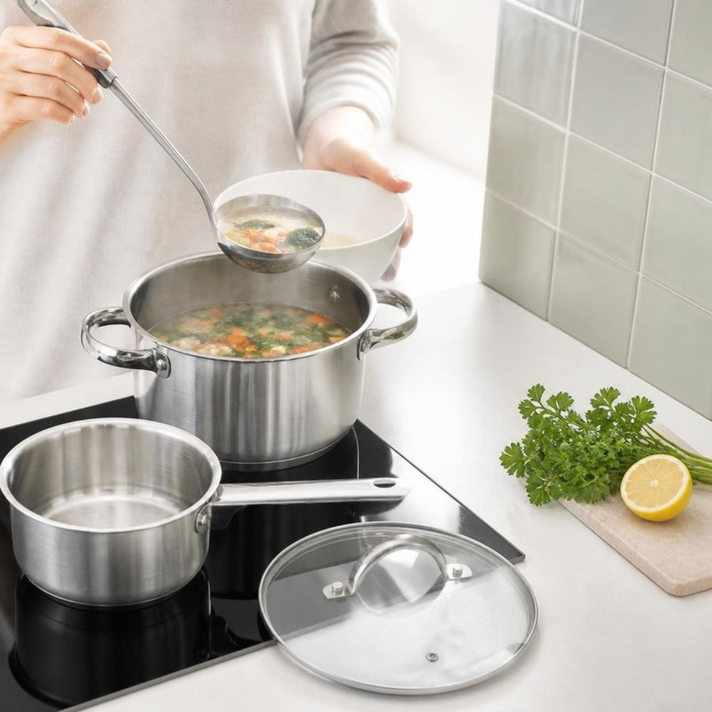Soep opscheppen uit de Cooking RVS kookpan op inductie, met steelpan en glazen deksel