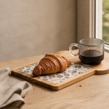 Acacia ontbijtplankje met koffieglas en croissant bij het raam