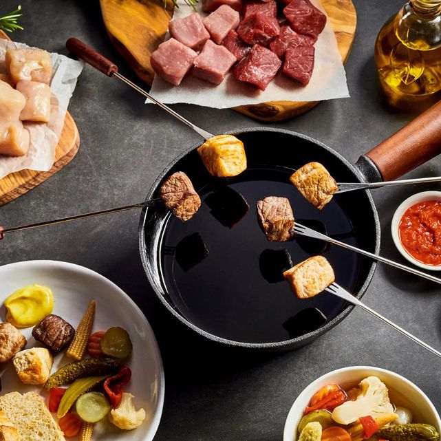 Which meats are suitable for fondue with oil or broth?