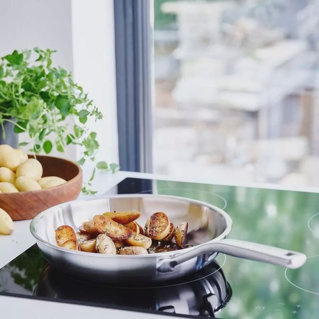 Disadvantages of a multi-layer stainless steel skillet