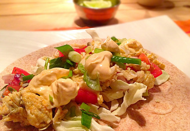Colorful do-it-yourself wraps with seasoned plaice and a spicy crème frâiche sauce