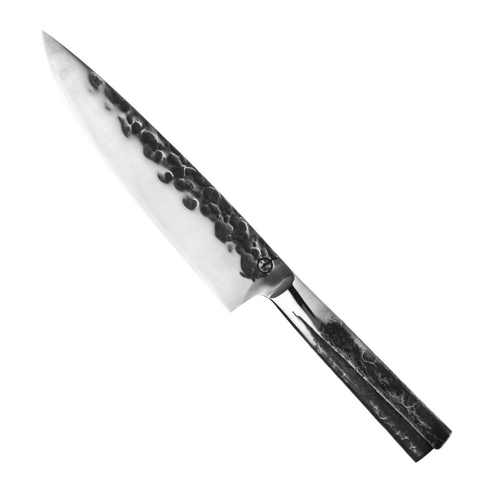 Forged Koksmes Intense 20.5 cm met gehamerd lemmet en stalen heft, vrijstaand op witte achtergrond