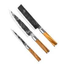 Forged Messenset Olive 3-delig koksmes, hakmes en universeel mes met olijfhouten heft, vrijstaand op witte achtergrond