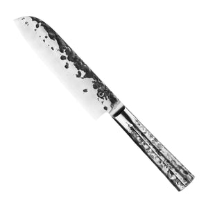 Forged Santokumes Intense 18 cm met gehamerd lemmet en stalen heft, vrijstaand op witte achtergrond