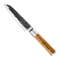 Forged Santokumes Olive 14 cm met olijfhouten heft, vrijstaand op witte achtergrond