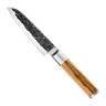 Forged Santokumes Olive 14 cm met olijfhouten heft, vrijstaand op witte achtergrond