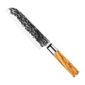 Forged Santokumes Olive 18 cm met olijfhouten heft, vrijstaand op witte achtergrond