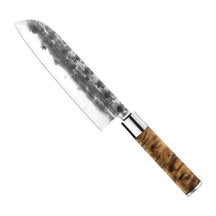 Forged Santokumes VG10 18 cm met houten heft, vrijstaand op witte achtergrond