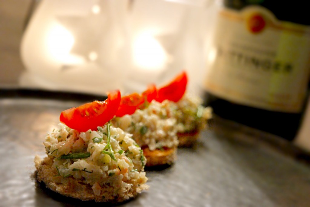 A refined canapé with creamy prawn tartare on crisp garlic bread