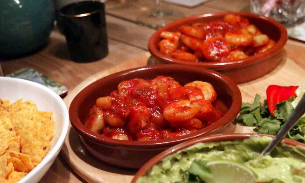 Quick and flavorful dish with juicy prawns in a spicy tomato sauce
