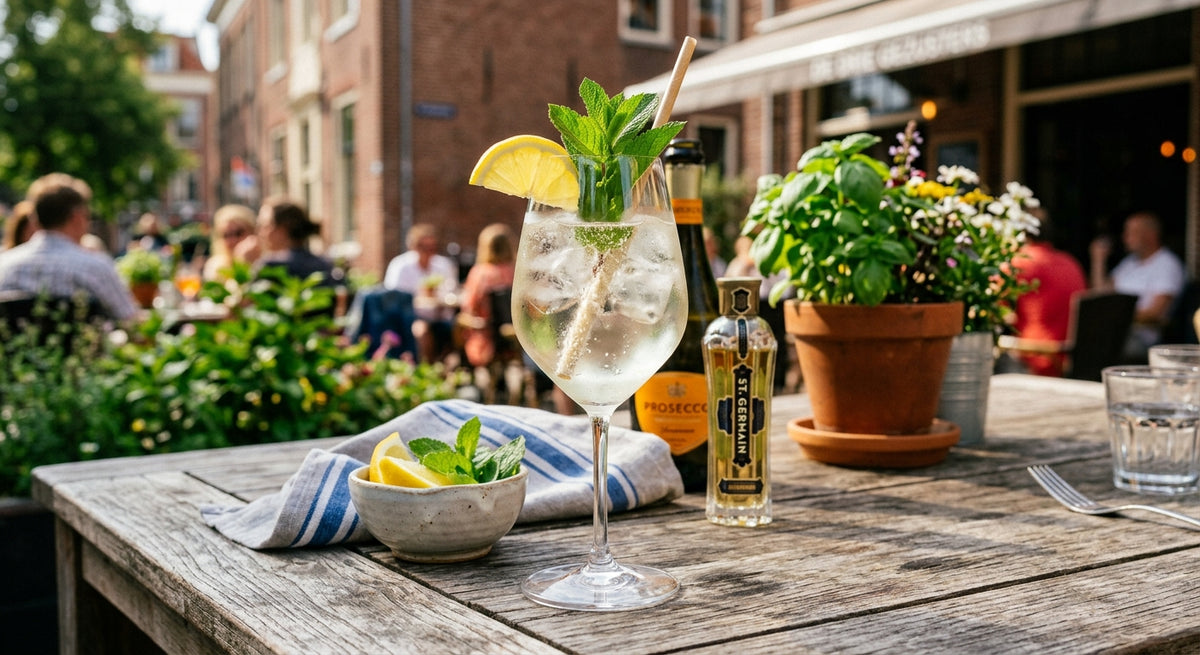A refreshing and elegant cocktail with floral notes and bubbly Prosecco.
