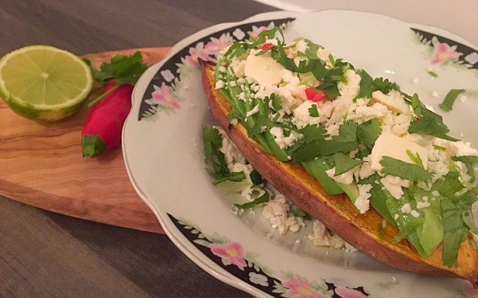 Un plato colorido y nutritivo con cremoso aguacate, feta intenso y un toque fresco de lima