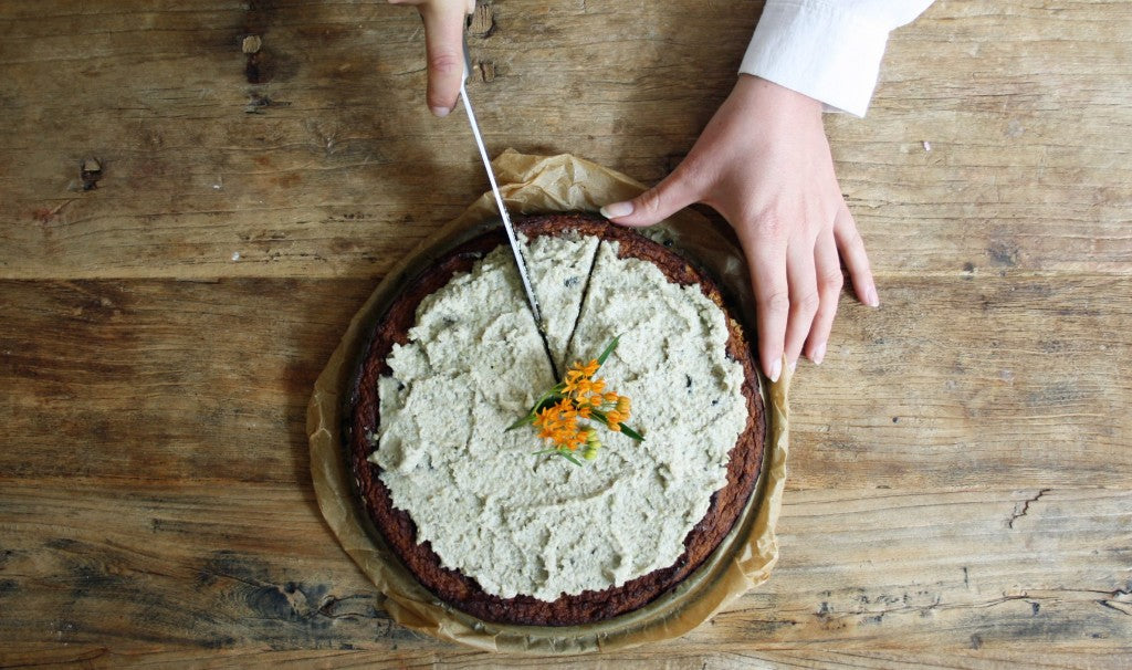Una tarta saludable y sin gluten con un cremoso glaseado de semillas