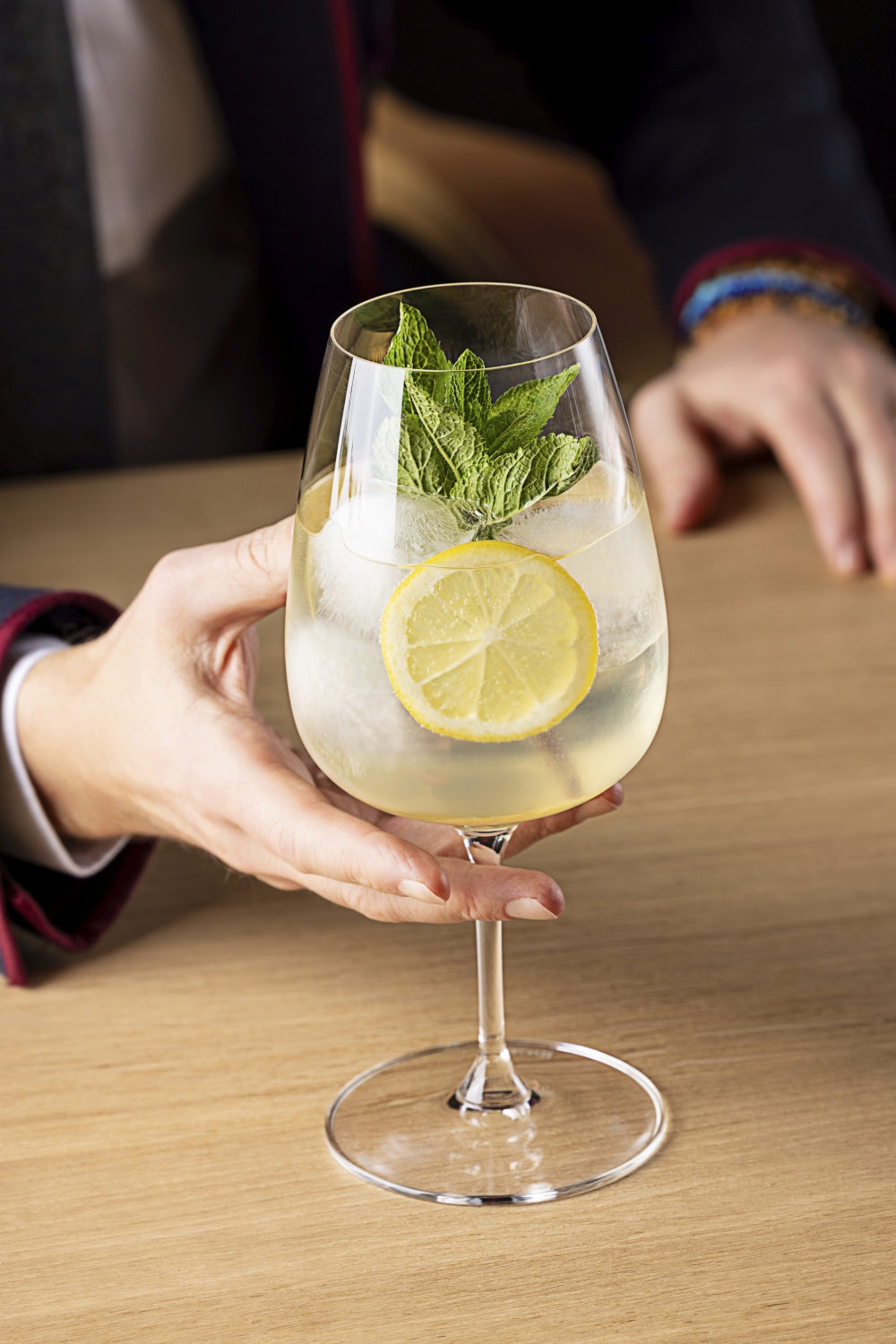 ¡Prepárate para darle un impulso refrescante con un Lemon Spritz!