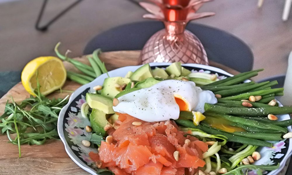 A fresh and nourishing bowl with zucchini ribbons, smoked salmon and a poached egg