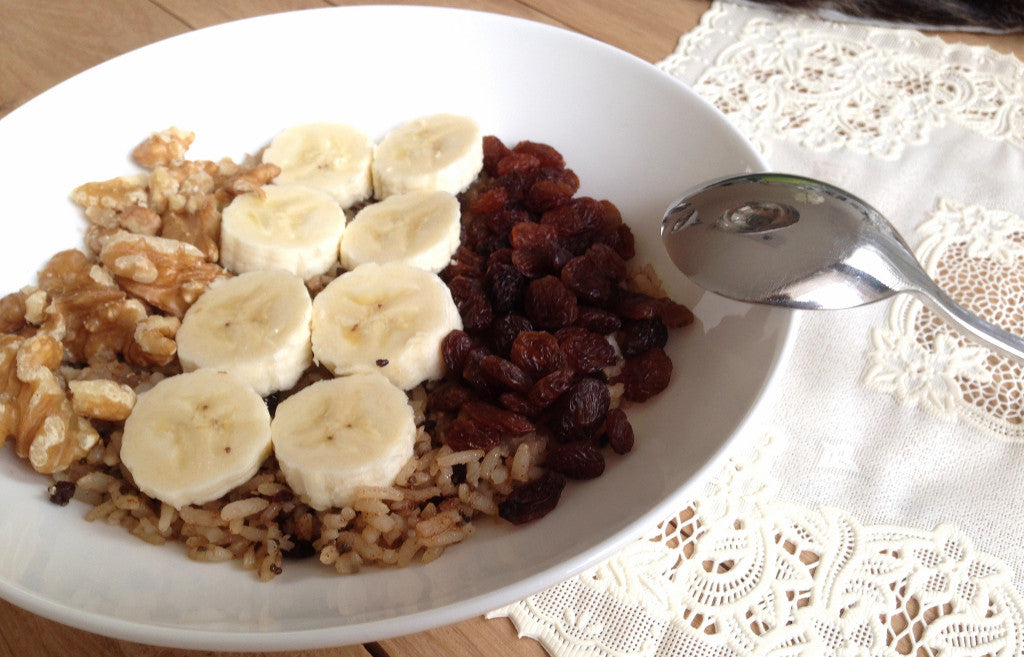 A nutritious and quick breakfast with rice, fruit and nuts