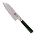 Kai Santokumes Shun Classic 13.75 cm damaststaal met zwart heft, vrijstaand op witte achtergrond
