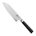 Kai Santokumes Shun Classic 18 cm damaststaal met zwart heft, vrijstaand op witte achtergrond