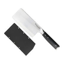KitchenAid Hakmes Gourmet 15 cm met zwart heft en mesbeschermer, vrijstaand op witte achtergrond