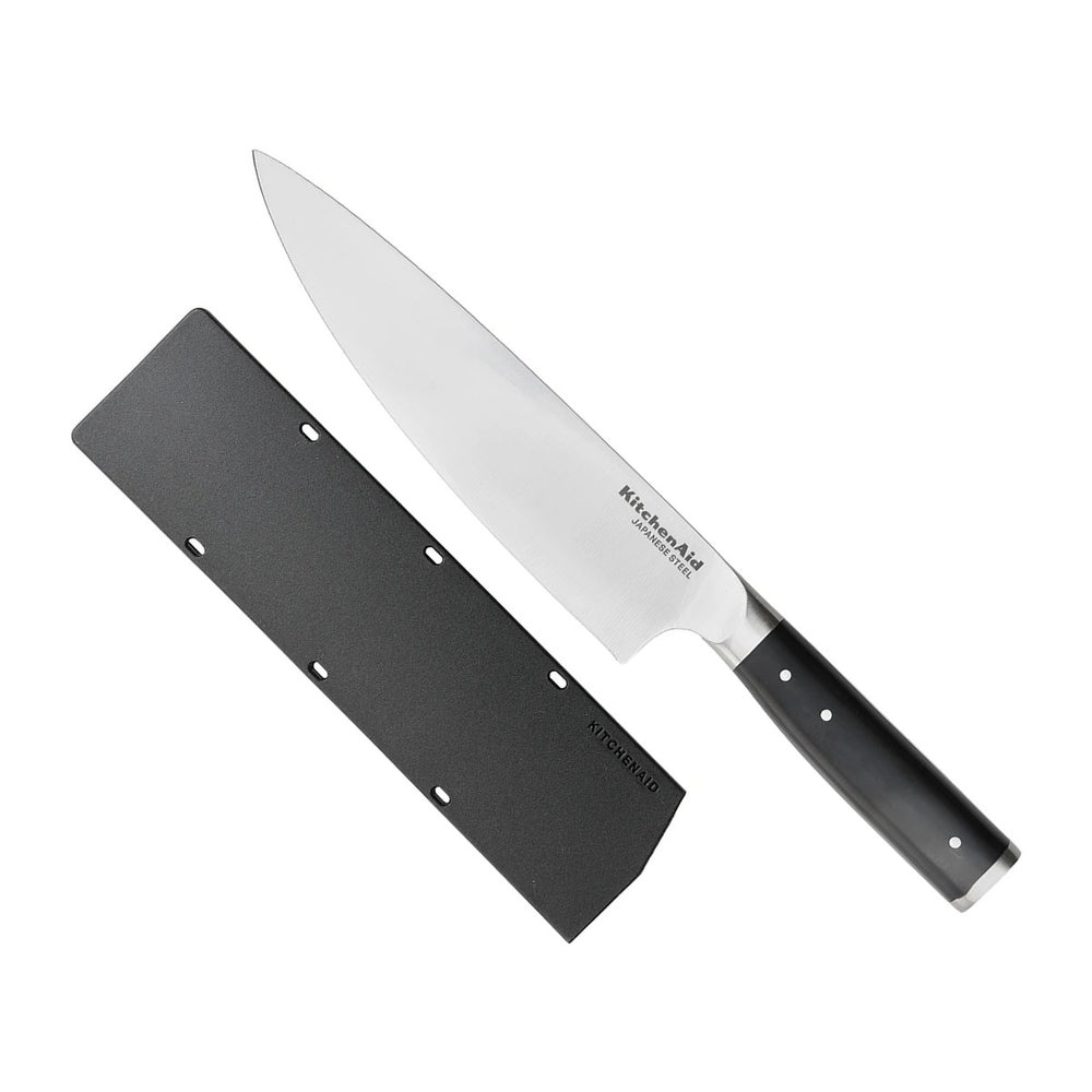 KitchenAid Koksmes Gourmet 20 cm met zwart heft en mesbeschermer, vrijstaand op witte achtergrond