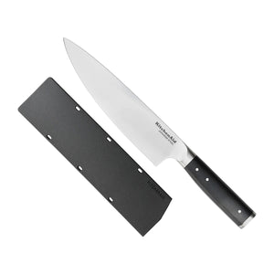 KitchenAid Koksmes Gourmet 20 cm met zwart heft en mesbeschermer, vrijstaand op witte achtergrond