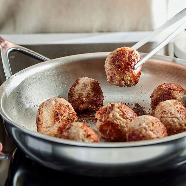 Healthy cooking with a stainless steel skillet
