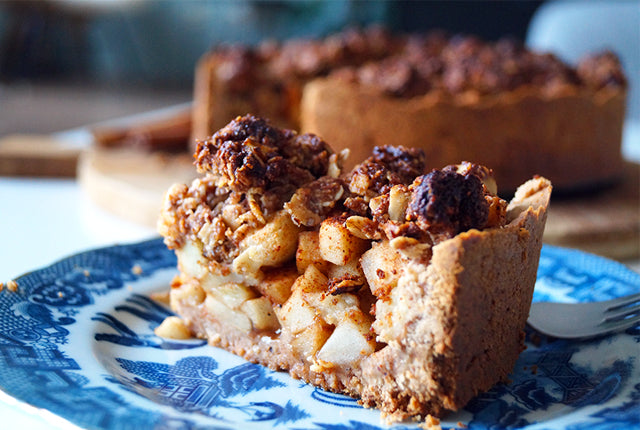 A gluten-free apple pie full of warm spices and a delicious crispy crumble topping