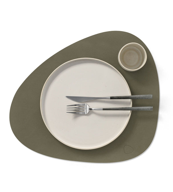 LIND DNA Manteles Individuales Nupo - Cuero - Verde Militar / Natural - Curvado - reversible - 44 x 37 cm - 2 Piezas