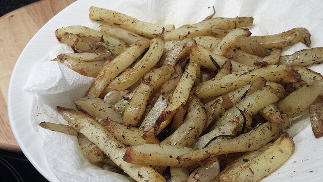 Crispy potatoes with herbs and garlic from the oven