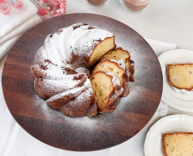 This airy bundt apple cake is a true autumn favorite!